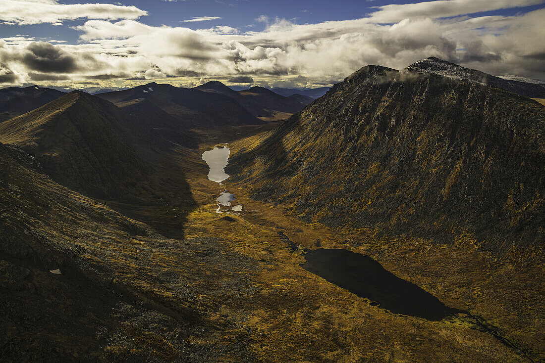 Herbstfarben in voller Blüte in der Ruby Range; Yukon, Kanada