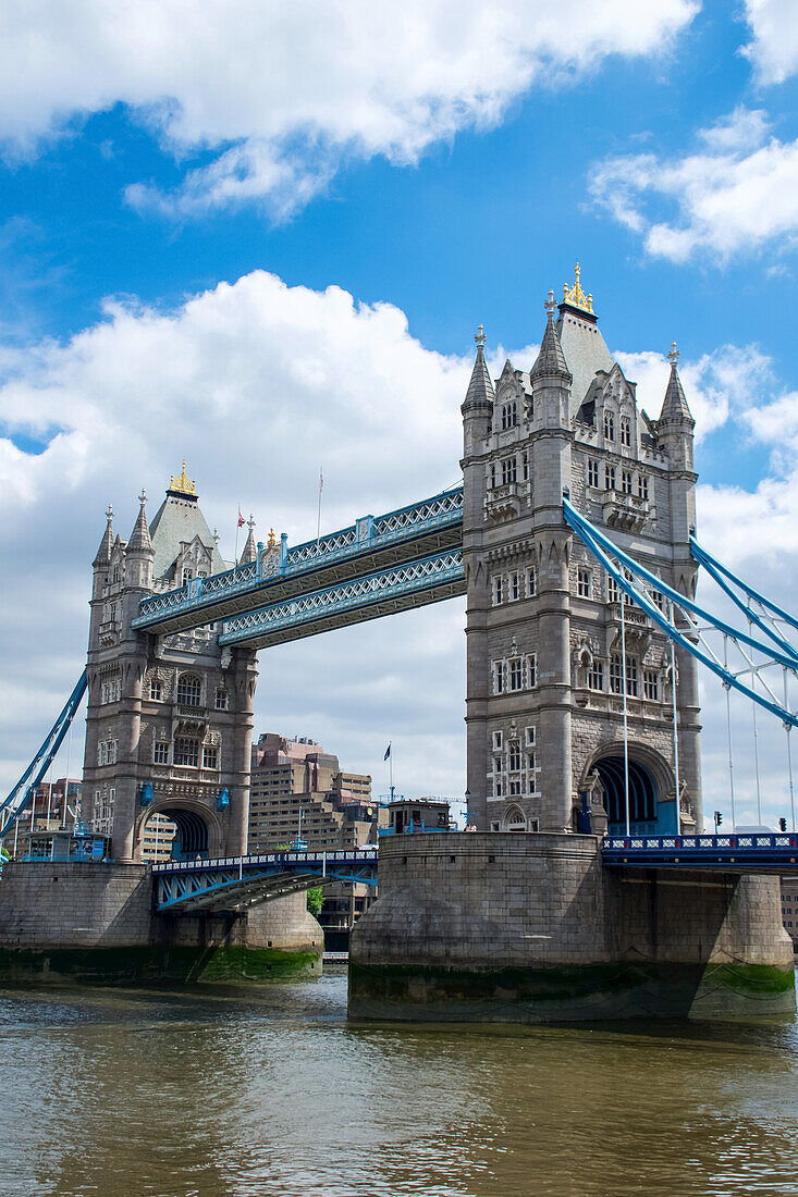 Tower Bridge über die Themse; London, England