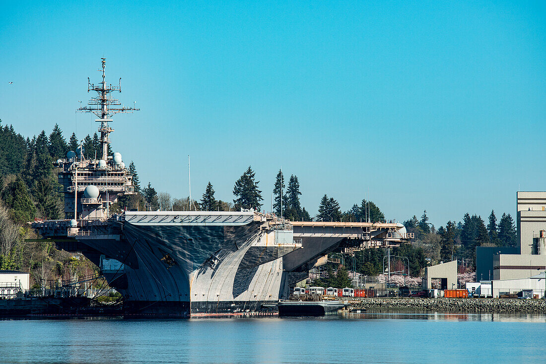 Blick auf den Bug des Flugzeugträgers USS Nimitz, der in der Werft von Bremerton vor Anker liegt.  Die USS Nimitz ist ein Supercarrier der United States Navy und das führende Schiff seiner Klasse. Eines der größten Kriegsschiffe der Welt; Bremerton, Washington, Vereinigte Staaten von Amerika