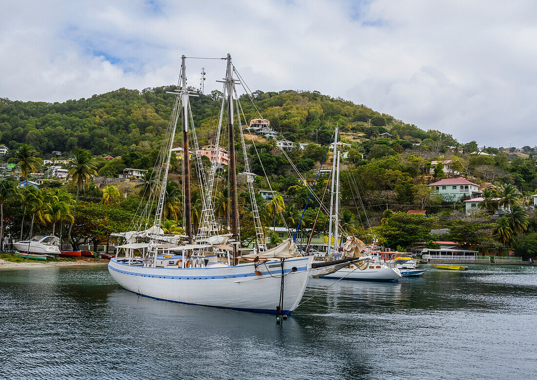 Zweimastige Jacht im Hafen von Port Elizabeth; Port Elizabeth, Bequia, St. Vincent und die Grenadinen