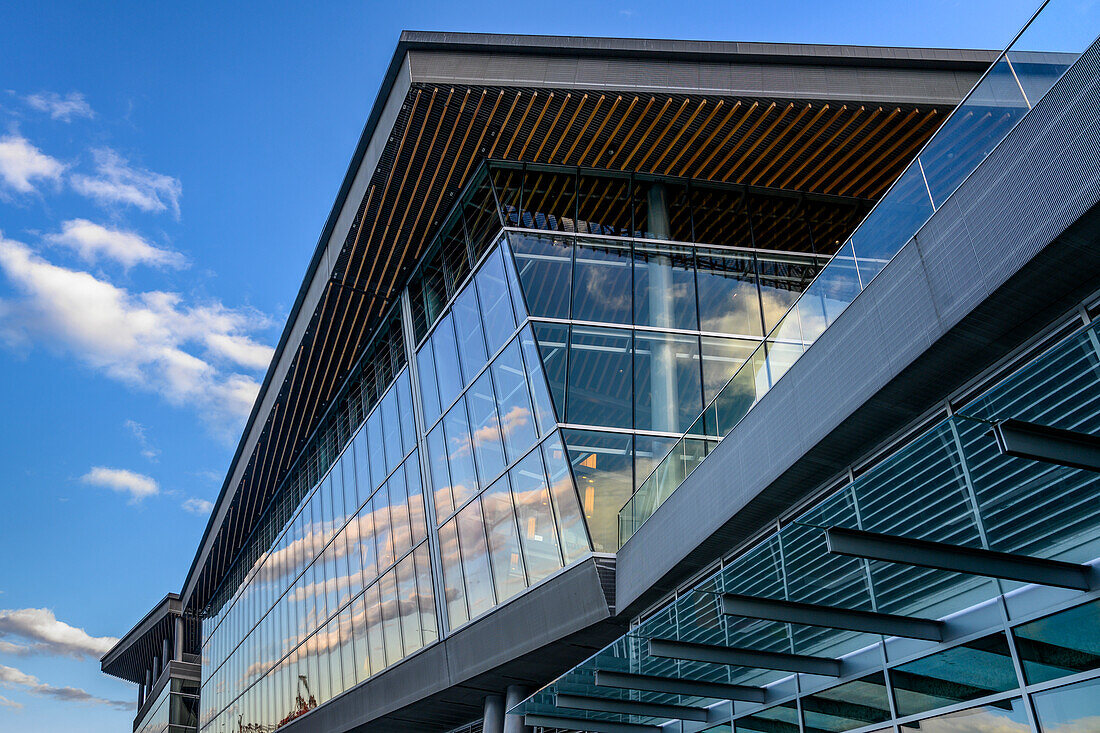 Moderne Architektur mit Glaswänden, in denen sich blauer Himmel und Wolken spiegeln; Vancouver, British Columbia, Kanada