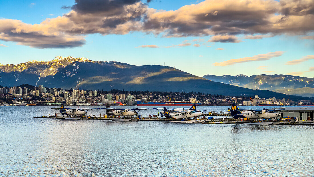 Wasserflugzeuge in einem Hafen in der Abenddämmerung; Vancouver, British Columbia, Kanada