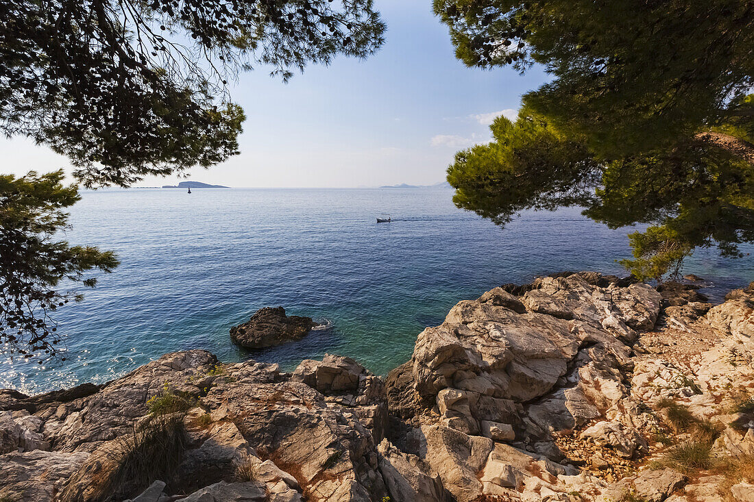 Blick von der felsigen Küste von Cavtat; Cavtat, Kroatien