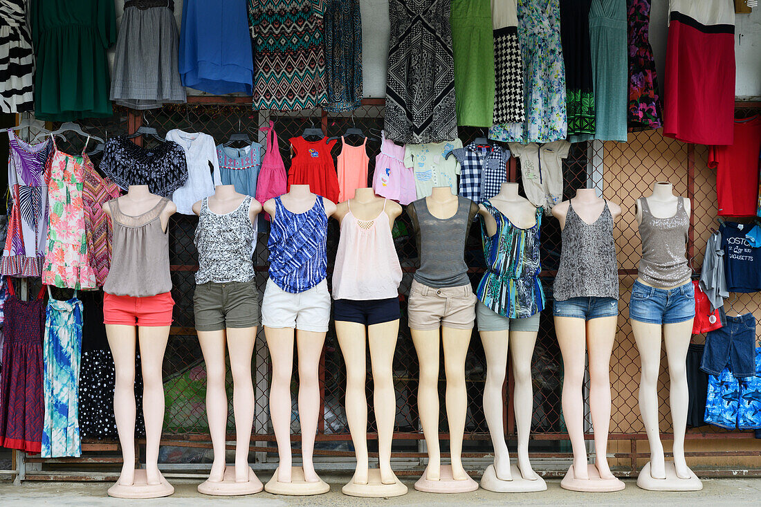 Ausgestellte Frauenkleidung auf Schaufensterpuppen, die in einer Reihe stehen; Roatan, Bay Islands Department, Honduras