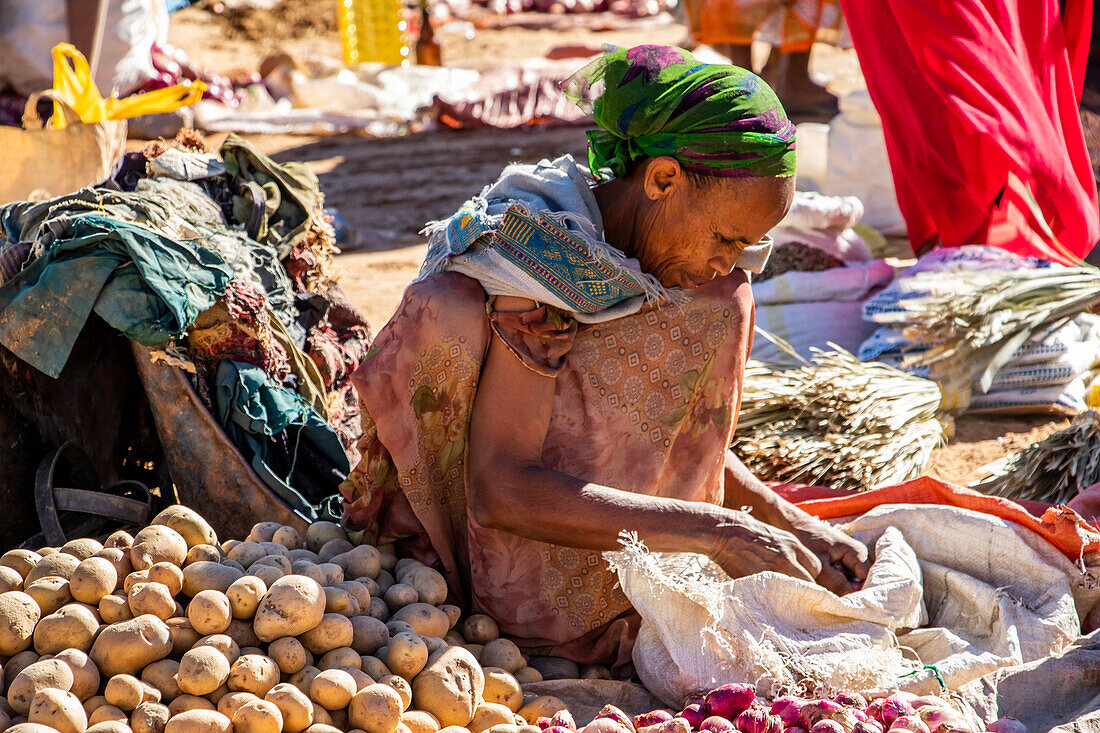 Äthiopische Frau verkauft Kartoffeln auf dem Wochenmarkt; Abreha we Atsbeha, Tigray, Äthiopien