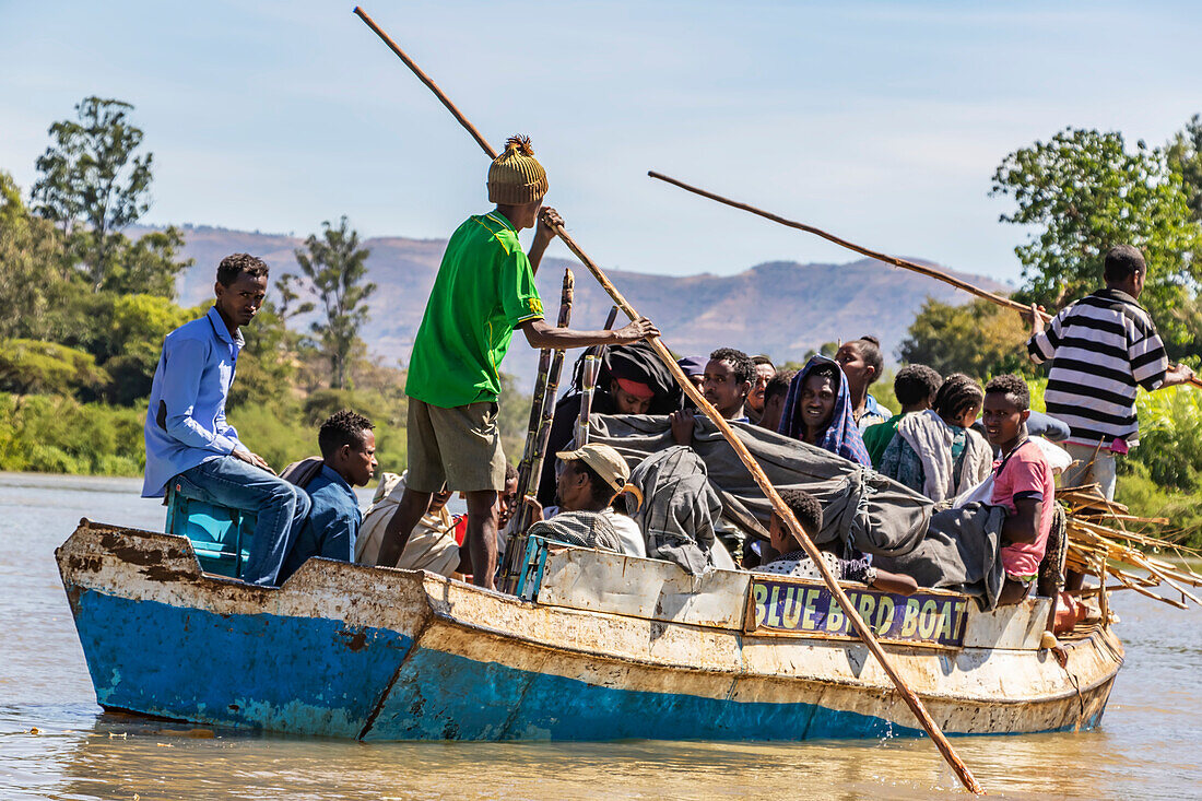 Äthiopier an Bord eines Bootes auf dem Blauen Nil; Amhara-Region, Äthiopien