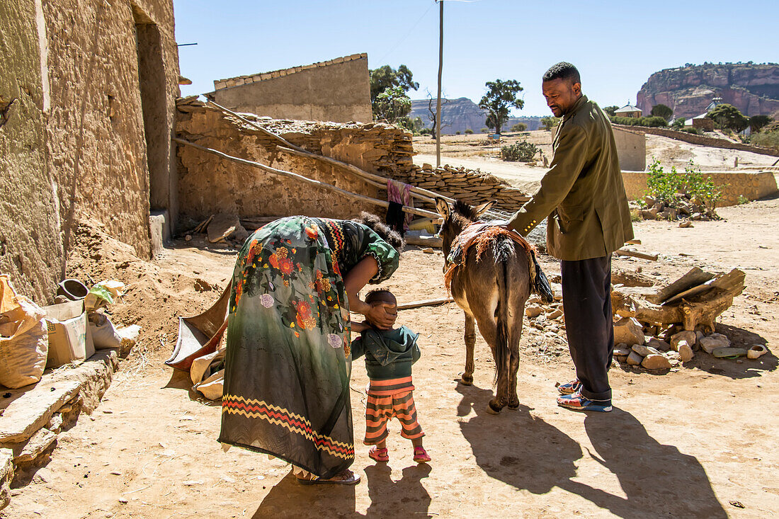 Äthiopische Familie und ihr Esel; Dugem, Region Tigray, Äthiopien