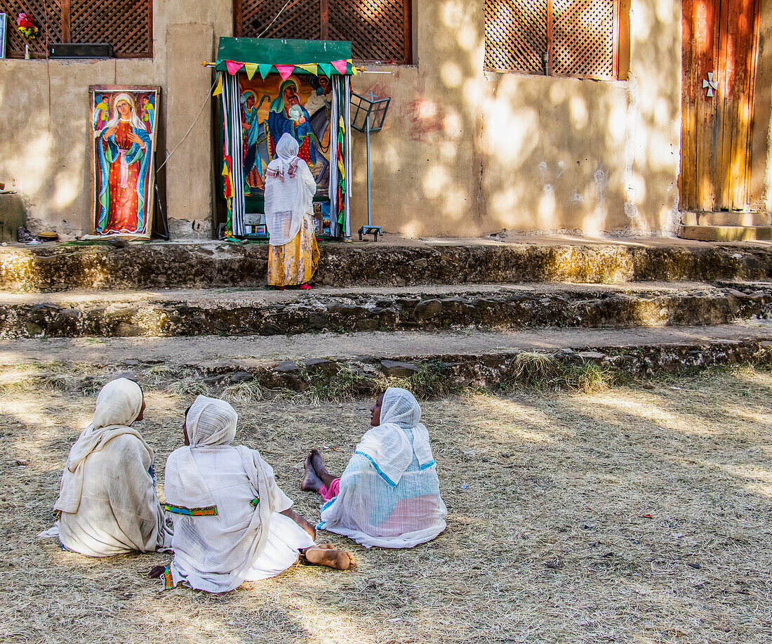 Äthiopische Frauen beten vor der Kuskuam-Kirche; Gondar, Amhara-Region, Äthiopien