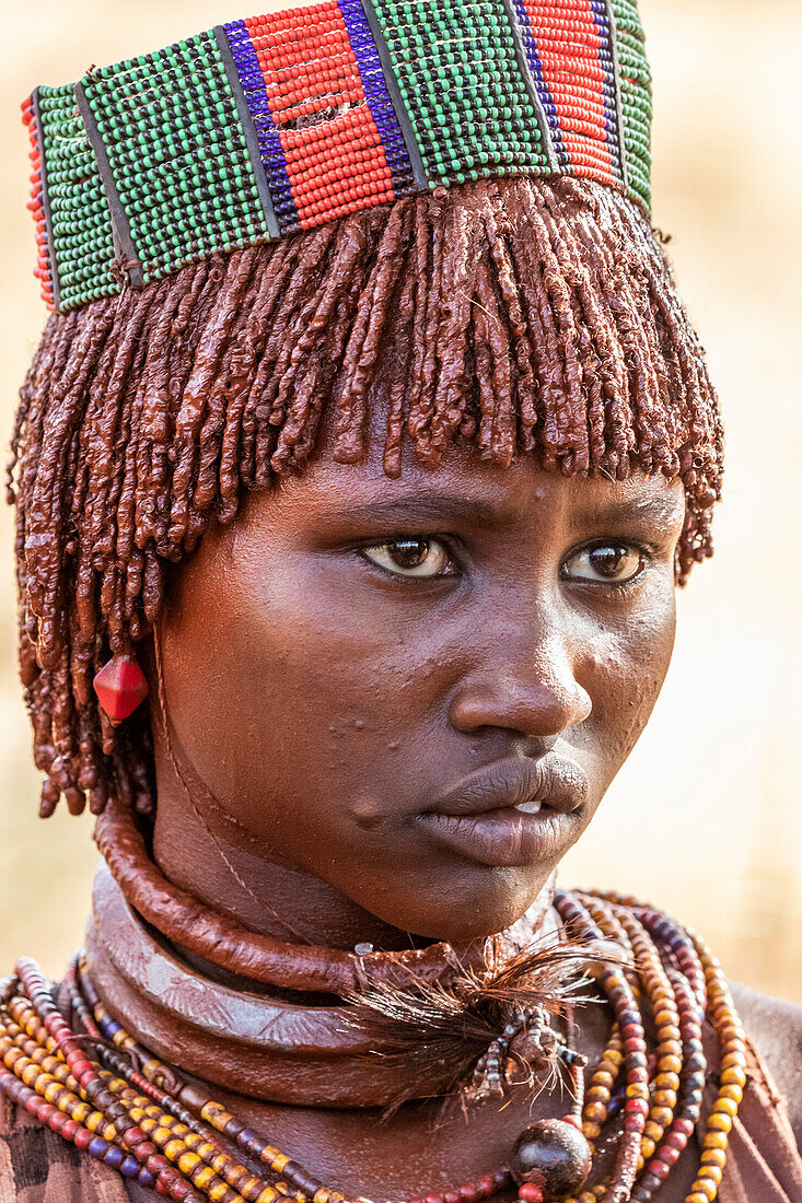 Hamer-Frau bei einer Stiersprung-Zeremonie, mit der ein Junge in die Männlichkeit eingeführt wird, im Dorf Asile; Omo-Tal, Äthiopien