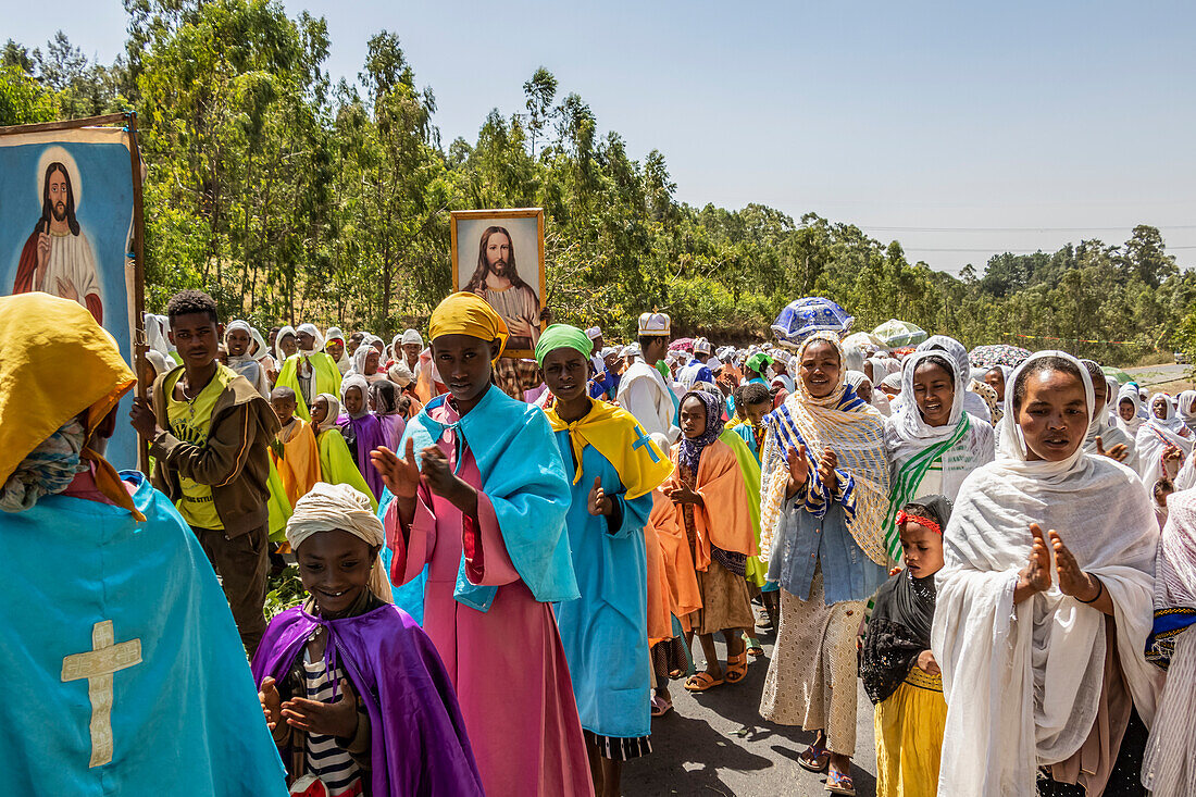 Menschen in einer Timkat-Prozession während des orthodoxen Tewahedo-Dreikönigsfestes, das am 19. Januar gefeiert wird; Sodo, Region der Nationalitäten und Völker des Südens, Äthiopien