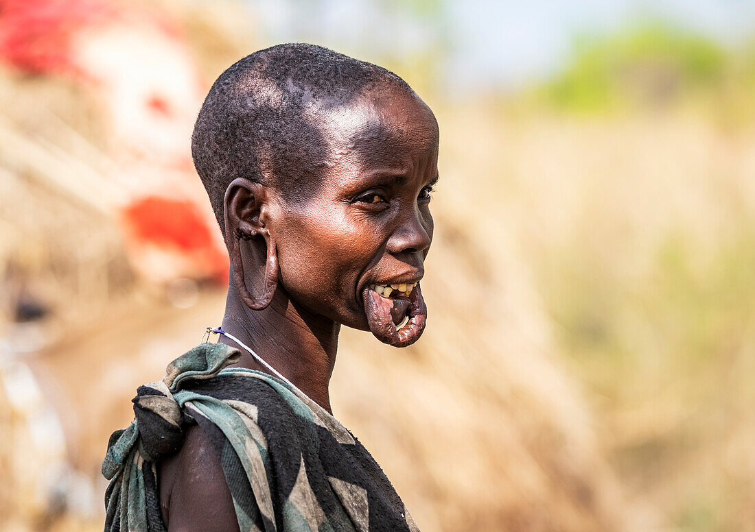 Mursi-Frau in einem Dorf im Mago-Nationalpark, Omo-Tal; Region der Nationalitäten und Völker des Südens, Äthiopien