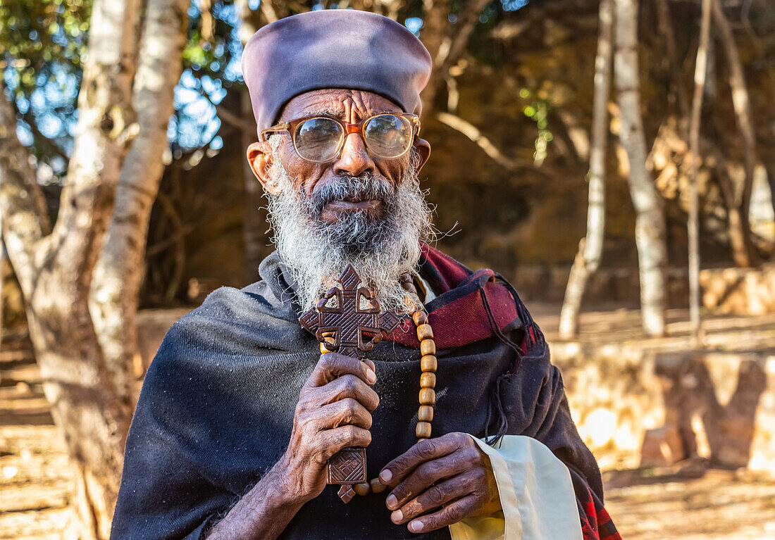 Äthiopischer orthodoxer Priester; Wukro, Region Tigray, Äthiopien