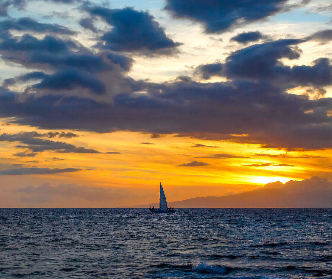 Segelboot im Meer vor der Küste der Strände Kamaole One und Two, Kamaole Beach Park; Kihei, Maui, Hawaii, Vereinigte Staaten von Amerika