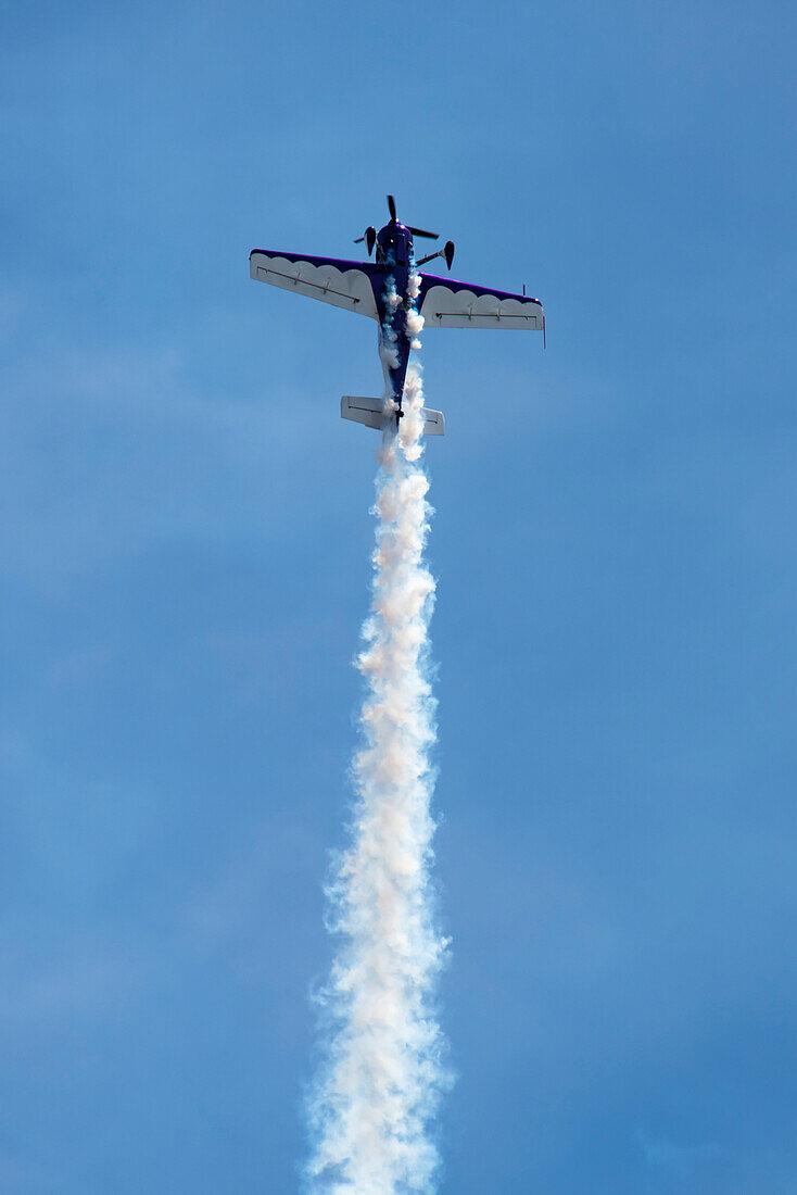 Sukhoi-29-Flugzeug mit Rauchentwicklung bei Kunstflugmanövern im Rahmen der Olympic Air Show 2019, Olympic Airport; Olympia, Washington, Vereinigte Staaten von Amerika