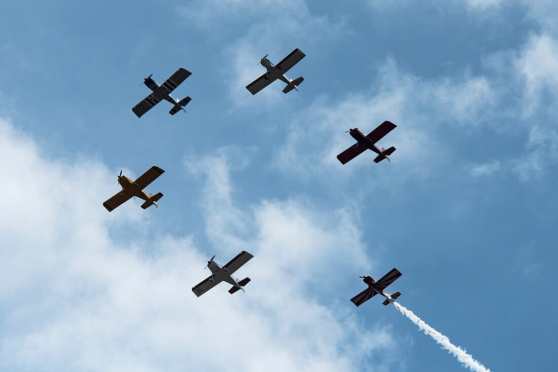 Das West Coast Raves Flugteam fliegt in Formation in ihren selbstgebauten RV-Flugzeugen und vollführt Kunstflugmanöver bei der Olympic Air Show 2019, Olympic Airport; Olympia, Washington, Vereinigte Staaten von Amerika