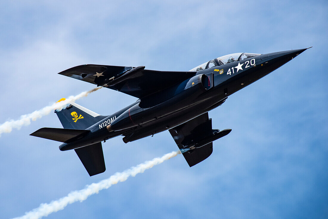 Die DORNIER GMBH ALPHA-JET von 1981 mit Rauchfahne bei Kunstflugmanövern auf der Olympic Air Show 2019, Olympic Airport; Olympia, Washington, Vereinigte Staaten von Amerika