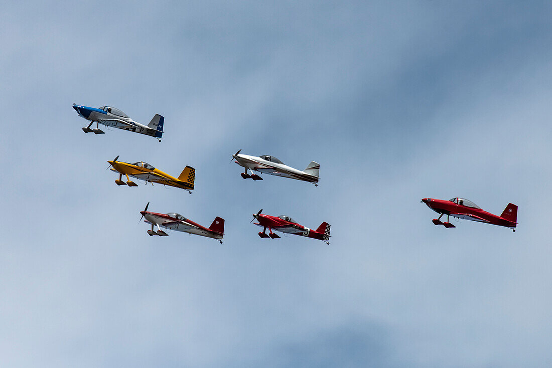 Das Flugteam der West Coast Raves fliegt in Formation in ihren selbstgebauten RV-Flugzeugen und vollführt Kunstflugmanöver bei der Olympic Air Show 2019, Olympic Airport; Olympia, Washington, Vereinigte Staaten von Amerika