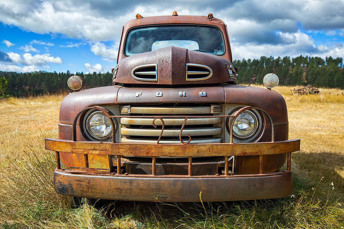 Alter verrosteter Pickup-Truck auf einem Feld; Colorado, Vereinigte Staaten von Amerika