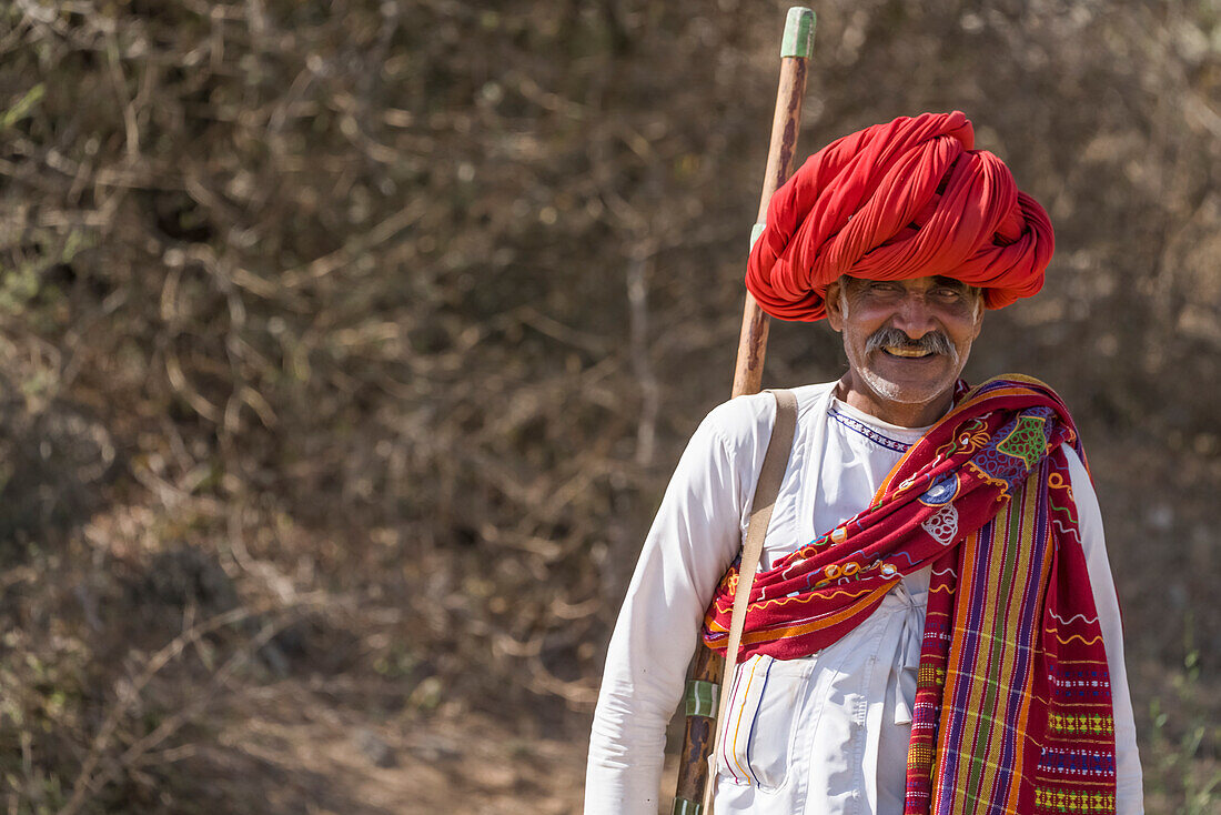 Die traditionelle Kopfbedeckung und Kleidung der Männer in der Region Jawai in Nordindien; Rajasthan, Indien
