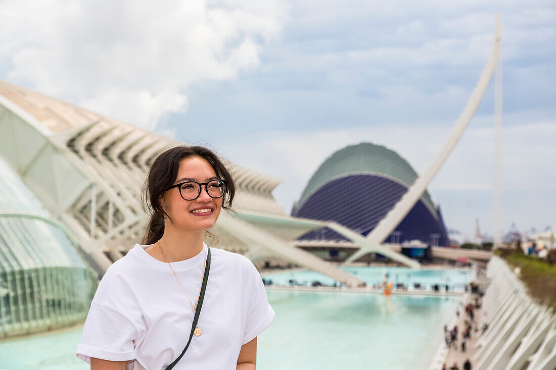 Junge Touristin in der Stadt der Künste und der Wissenschaften; Valencia, Spanien