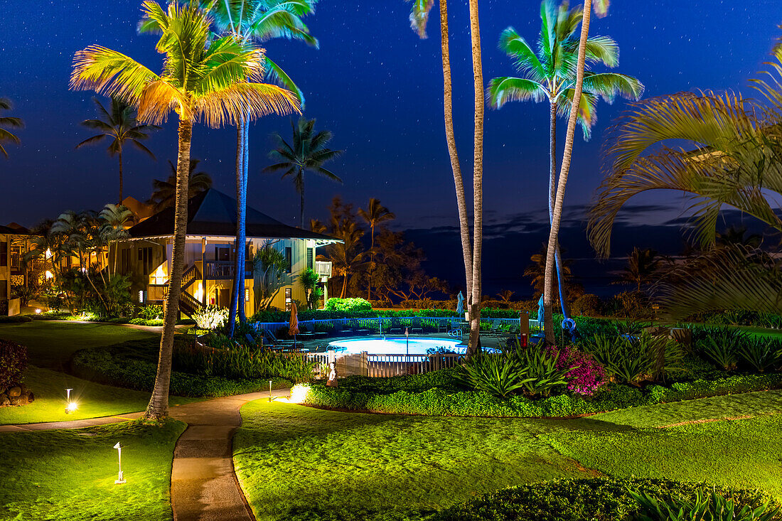 Haus mit Swimmingpool und Palmen bei Nacht beleuchtet; Kauai, Hawaii, Vereinigte Staaten von Amerika