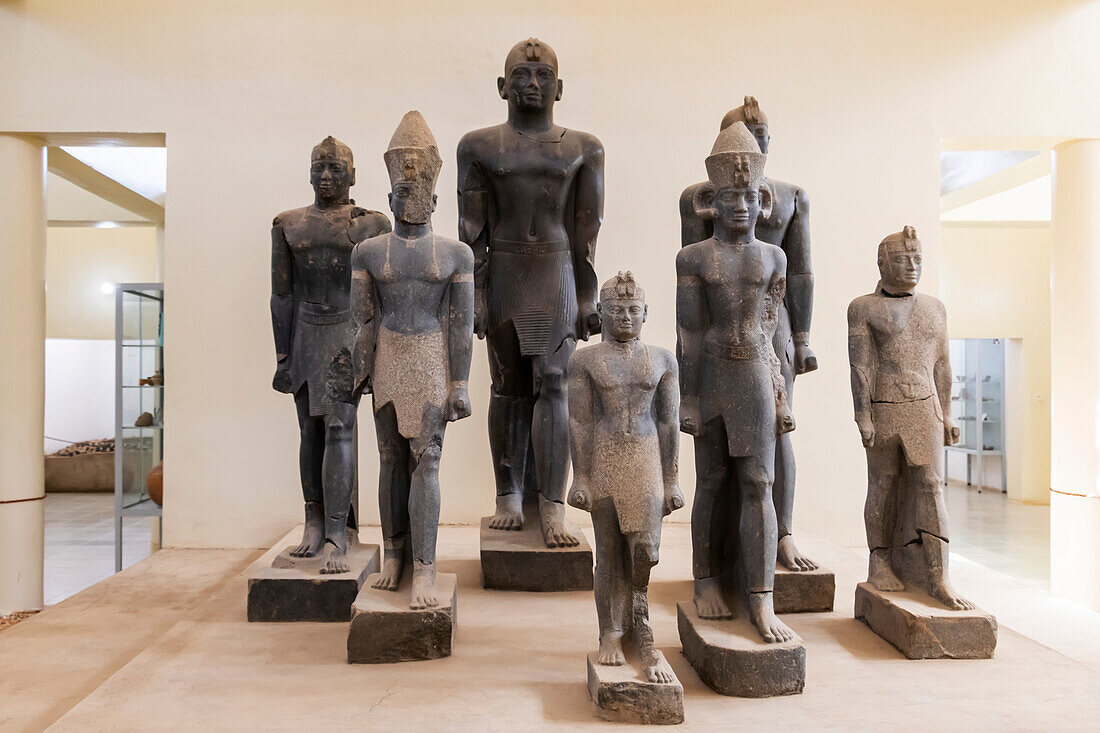 Statuen von Pharaonen der fünfundzwanzigsten nubischen Dynastie Ägyptens, die in der Nähe von Kerma entdeckt wurden und im Museum von Kerma ausgestellt sind; Kerma, Nordstaat, Sudan