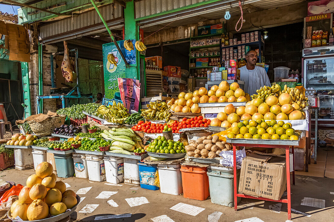 Sudanese verkauft Produkte auf dem Markt; Dongola, Nordstaat, Sudan