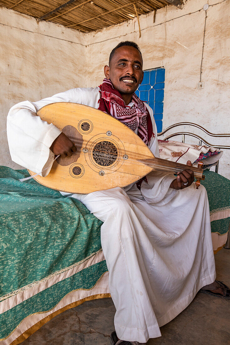 Nubischer Mann spielt auf einer Oud; Kosha, Nördlicher Bundesstaat, Sudan