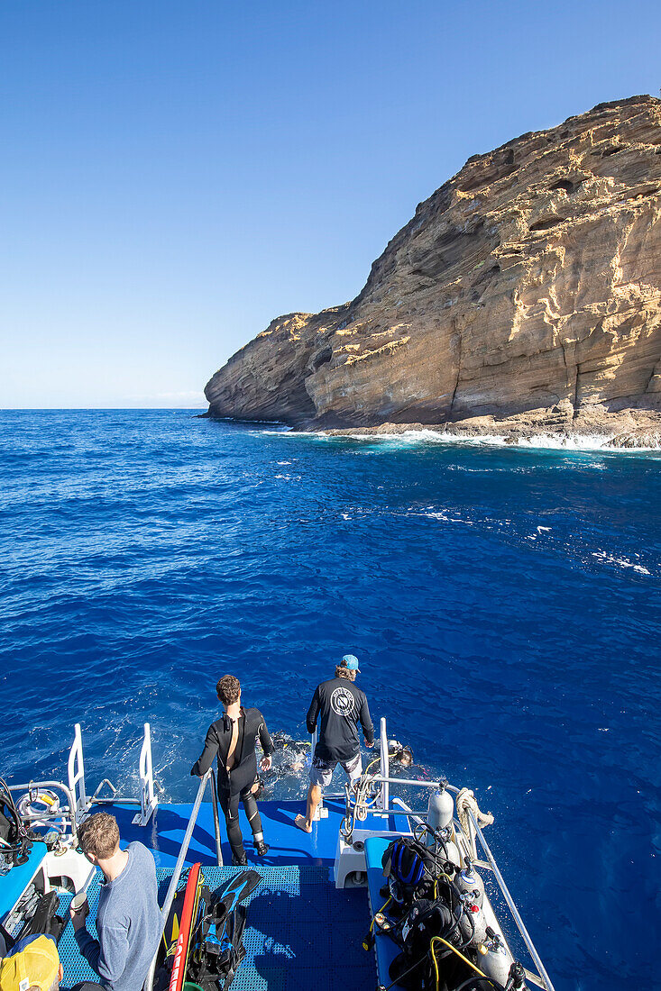 Taucher werden an der Rückwand vor dem Molokini-Krater abgeholt; Maui, Hawaii, Vereinigte Staaten von Amerika