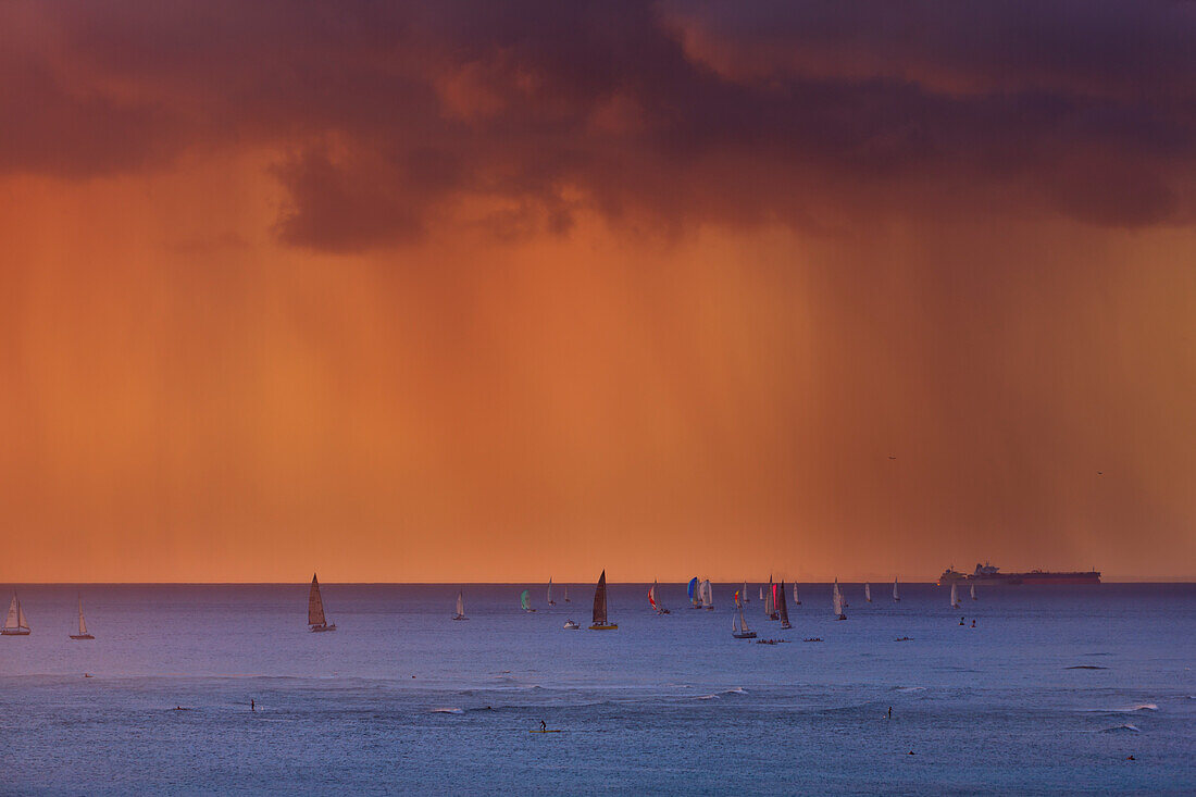 Segelboote im Pazifischen Ozean bei Sonnenuntergang in einem Sturm vor der Insel Oahu; Oahu, Hawaii, Vereinigte Staaten von Amerika