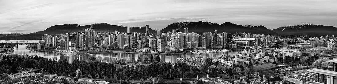 Schwarz-Weiß-Panorama der Stadt Vancouver bei Nacht; Vancouver, British Columbia, Kanada
