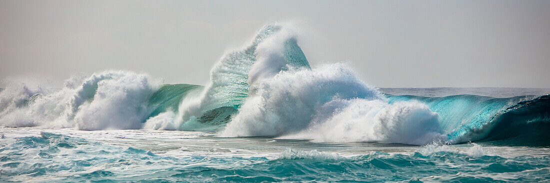 Ozeanwellen, die vor der Na Pali-Küste an die Küste prallen; Kauai, Hawaii, Vereinigte Staaten von Amerika