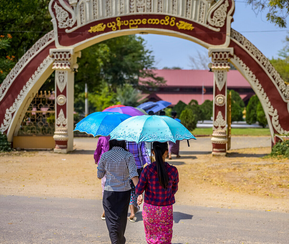 Mädchen gehen zur Schule, um Weben zu lernen; Bagan, Mandalay-Region, Myanmar