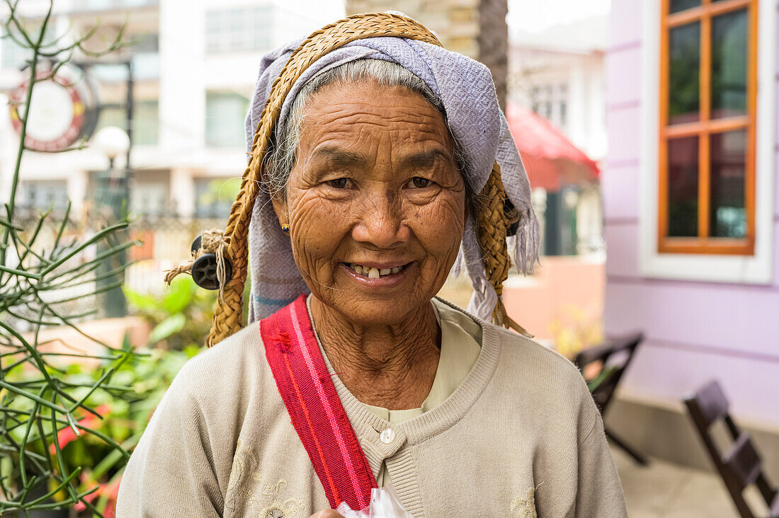 Porträt einer älteren Frau vom Stamm der Tanuu; Taungyii, Shan-Staat, Myanmar