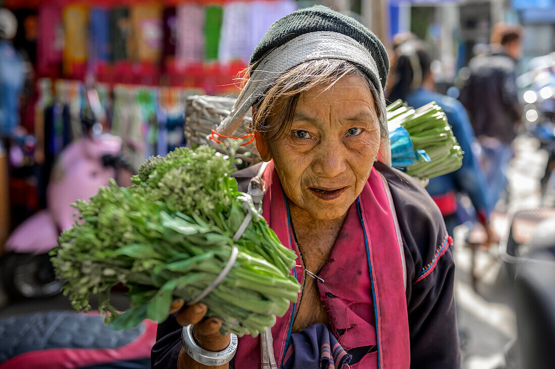 Ältere Frau verkauft Gemüse auf dem Markt; Lashio, Shan-Staat, Myanmar
