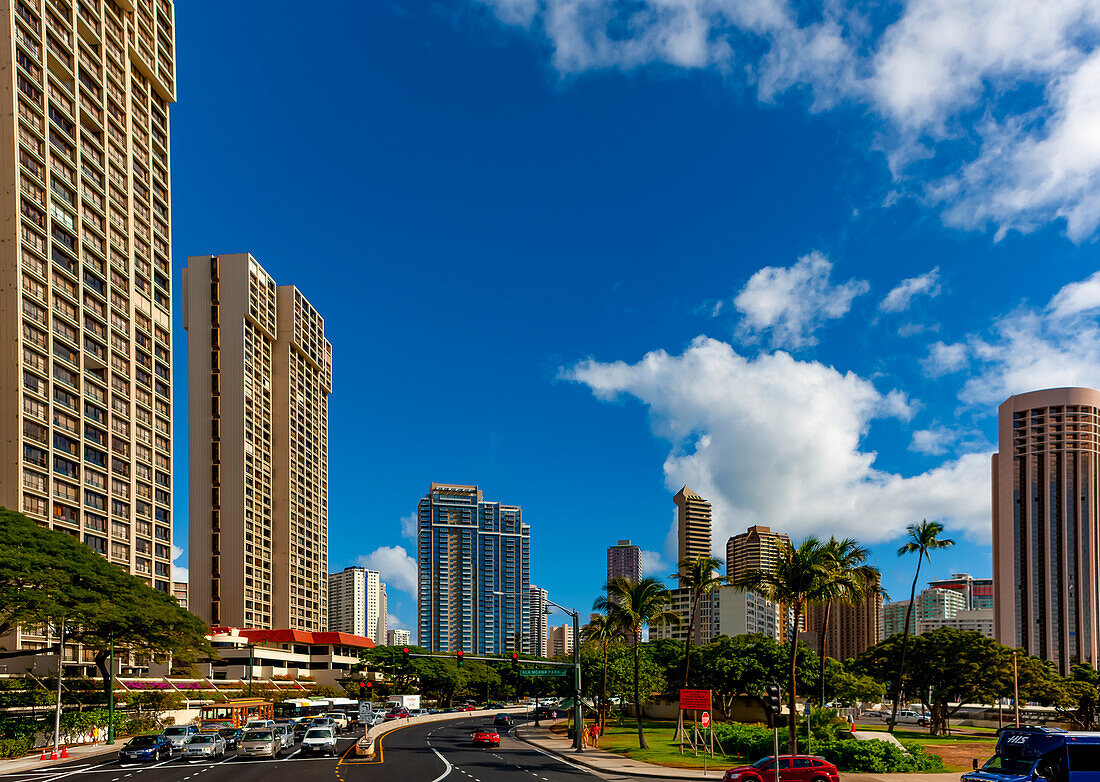 Belebte Straßen in der tropischen hawaiianischen Stadt Honololu; Honolulu, Oahu, Hawaii, Vereinigte Staaten von Amerika