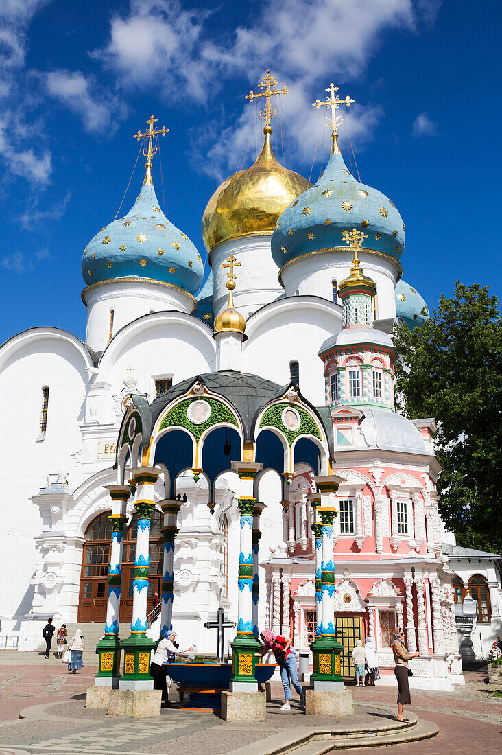 Weihwasserbrunnen (Vordergrund) und Mariä-Entschlafens-Kathedrale, Klosterkomplex der Dreifaltigkeits-Sergius-Lawra; Sergiev Posad, Oblast Moskau, Russland