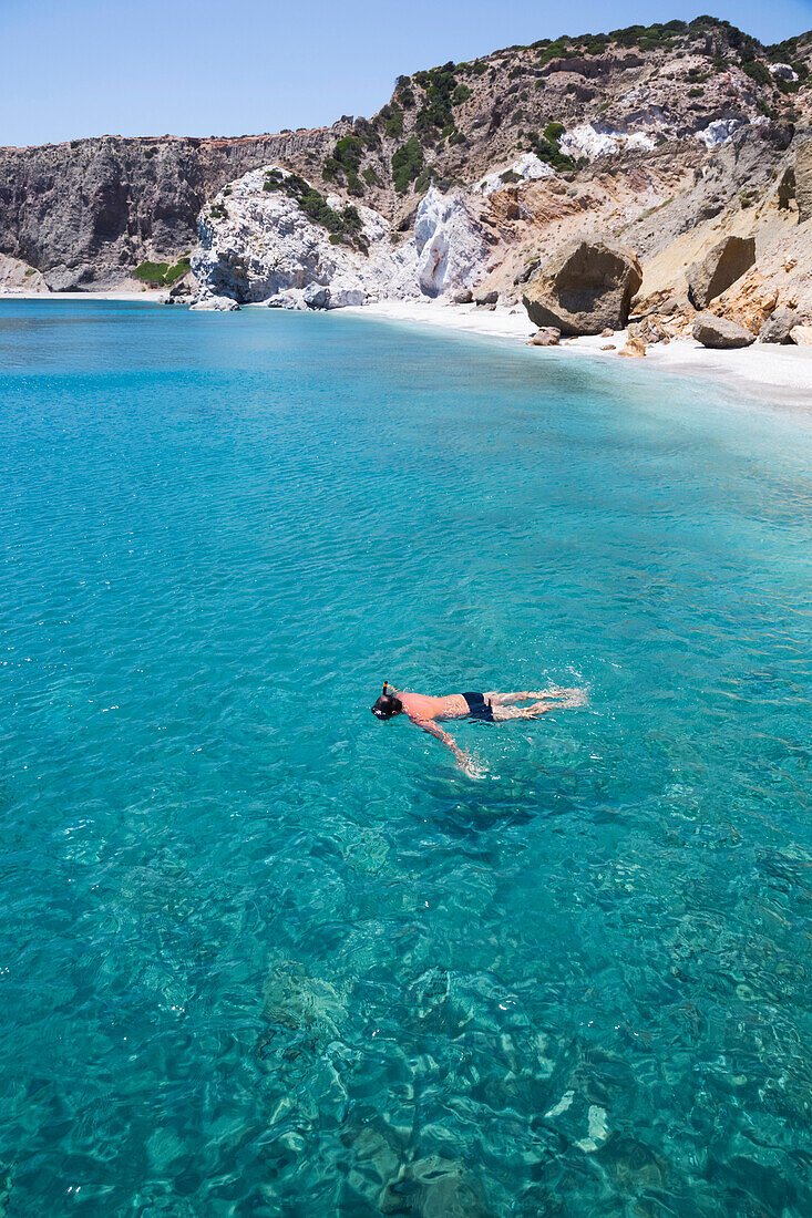 Männlicher Tourist beim Schnorcheln im klaren, türkisfarbenen Wasser der Bucht von Galazia Nera; Insel Polyaigos, Kykladen, Griechenland