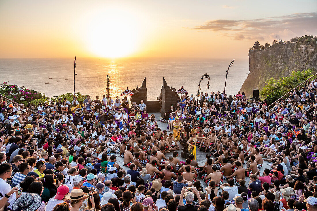 Kecak-Tanzvorführung; Uluwatu, Bali, Indonesien