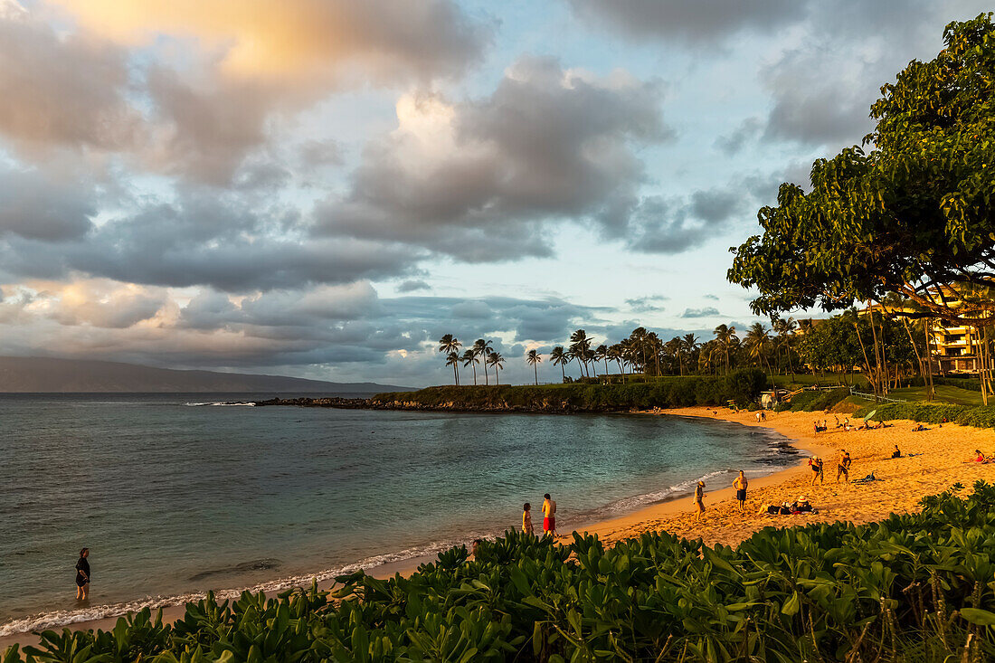 Touristen am Kapalua Beach bei Sonnenuntergang; Ka'anapali, Maui, Hawaii, Vereinigte Staaten von Amerika