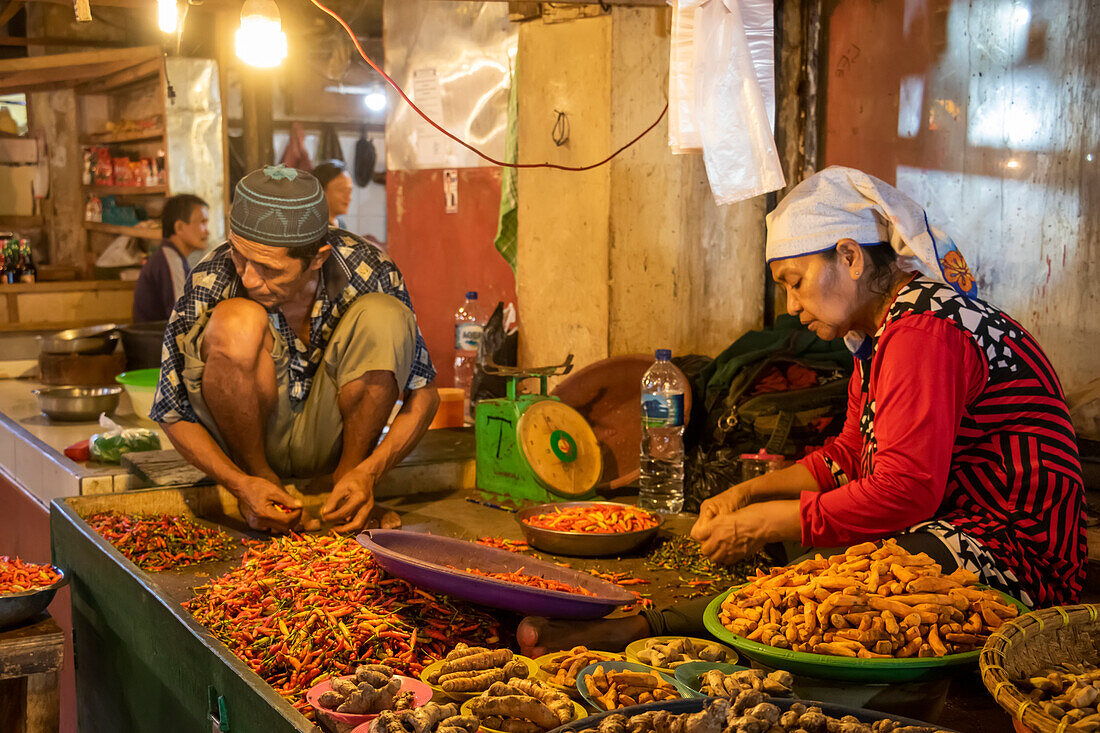 Chilischoten-Verkäufer auf dem Markt; Manado, Nordsulawesi, Indonesien