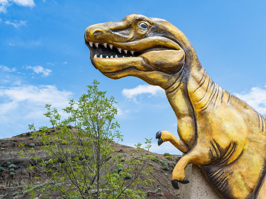 Dinosaurier-Skulptur als Teil des "Willkommen in Drumheller"-Schildes; Drumheller, Alberta, Kanada