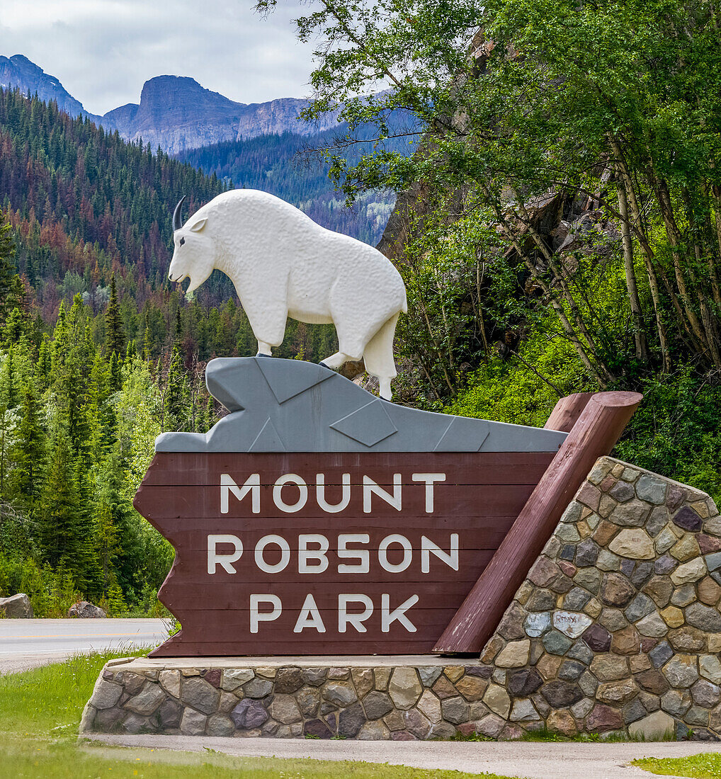 Schild für den Mount Robson Park in den kanadischen Rocky Mountains; British Columbia, Kanada