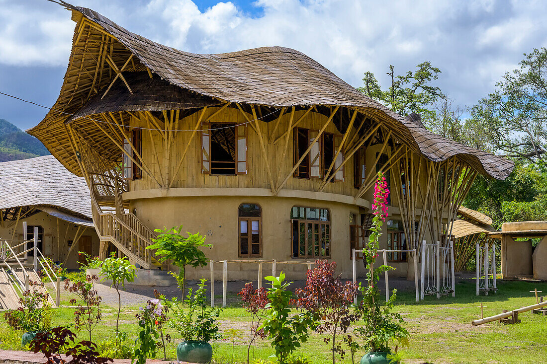 Umweltfreundliches Schulgebäude mit gebogenem Dach; Yawngshwe, Shan-Staat, Myanmar