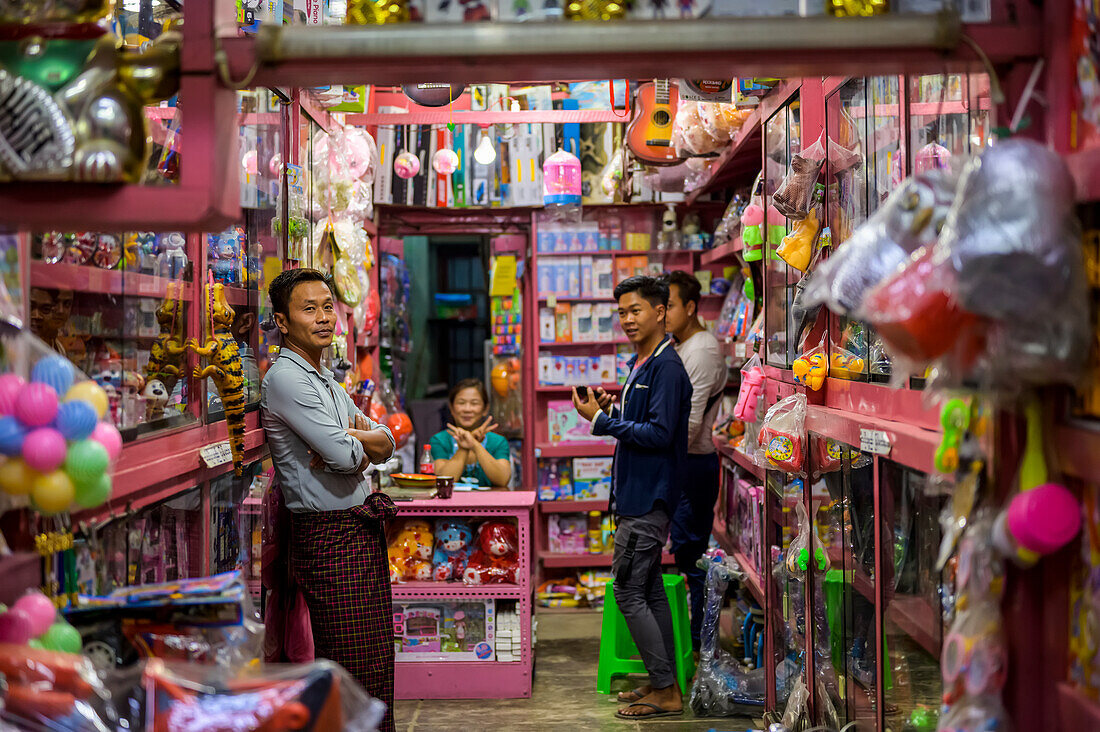 Verkäufer und Einkäufer in einem Spielzeugladen; Yawngshwe, Shan-Staat, Myanmar