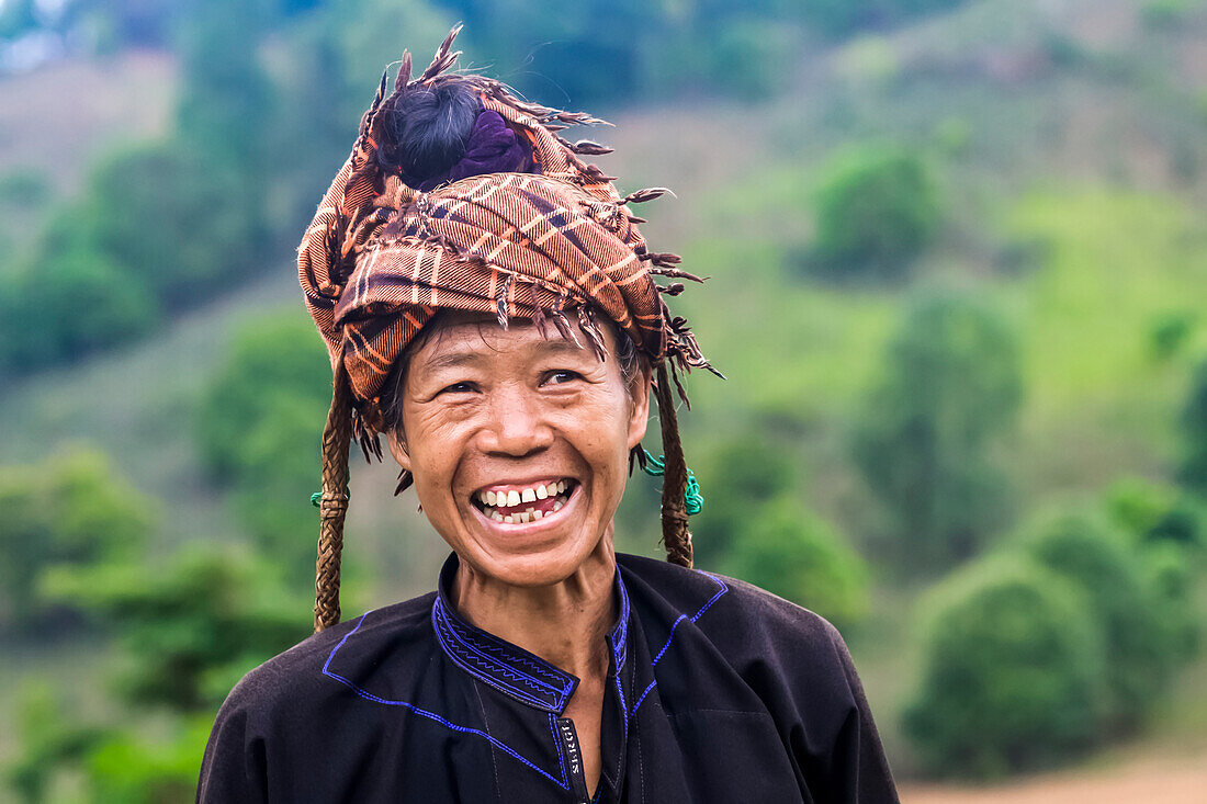 Eine Frau vom Stamm der Pa'O trägt eine traditionelle Kopfbedeckung; Yawngshwe, Shan-Staat, Myanmar