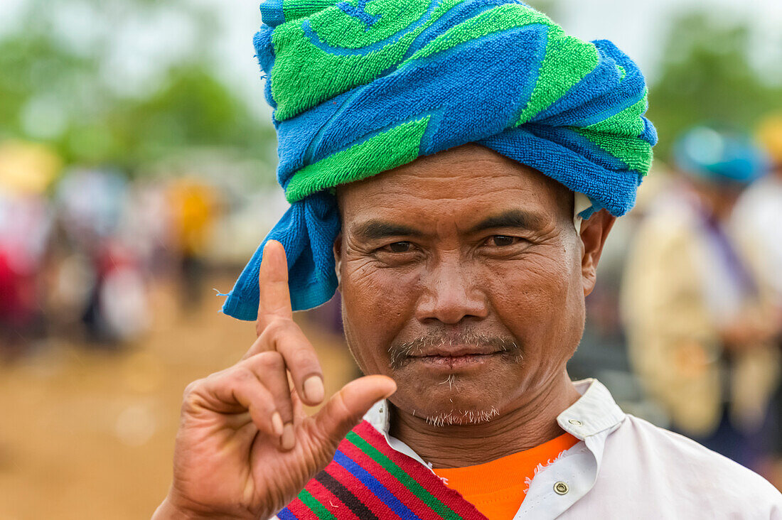 Pa'O-Mann schaut in die Kamera; Yawngshwe, Shan-Staat, Myanmar