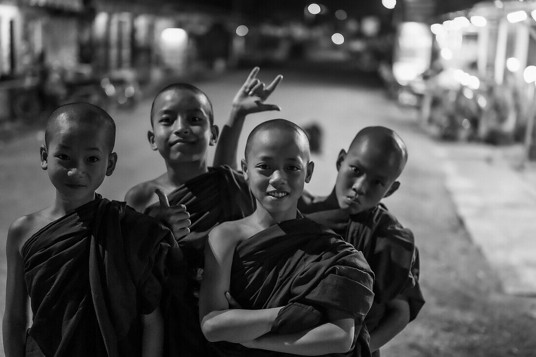 Rücken- und Weißbild junger buddhistischer Mönche, die für die Kamera posieren; Yawngshwe, Shan-Staat, Myanmar