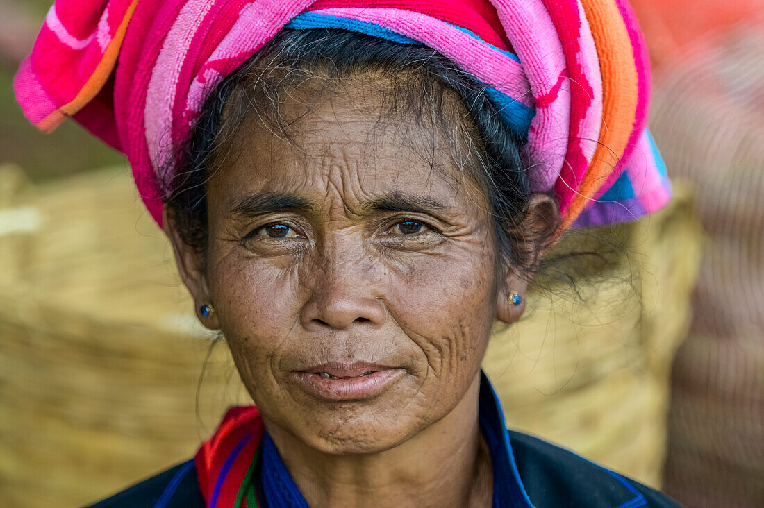 Frau vom Stamm der Pa'O, die eine traditionelle Kopfbedeckung trägt; Yawngshwe, Shan-Staat, Myanmar