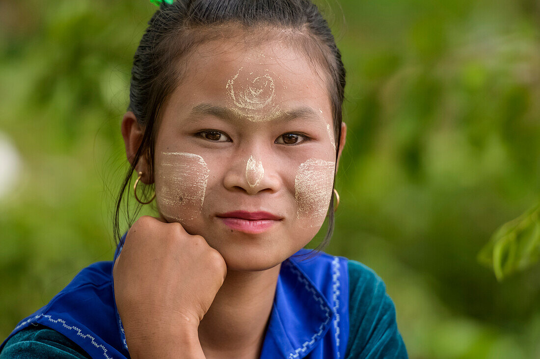 Porträt eines schönen Pa'O-Mädchens mit Stammesmerkmalen im Gesicht; Yawngshwe, Shan-Staat, Myanmar